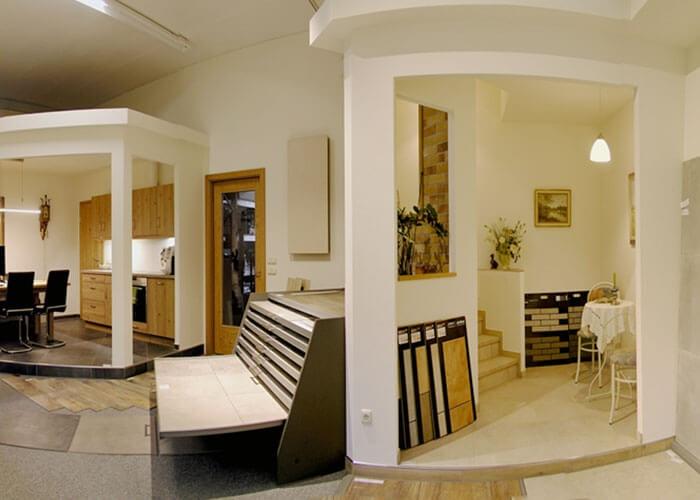 Fliesenausstellung im Erdgeschoß für Großformate in Steinoptik mit Blick auf Anwendungsbeispielen für Küche, Treppe, Wohnraum