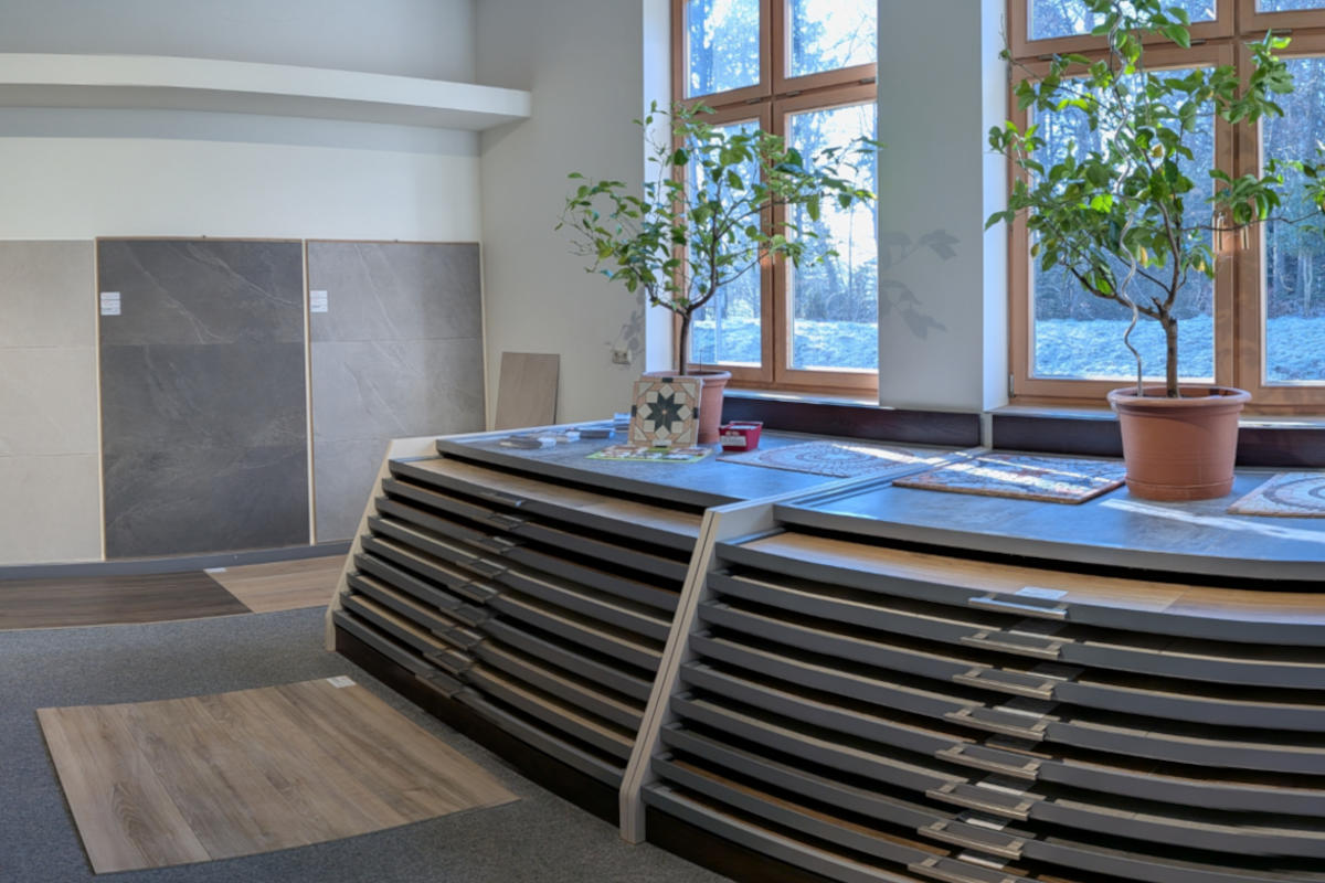 Fliesen und Materialien in der Ausstellung