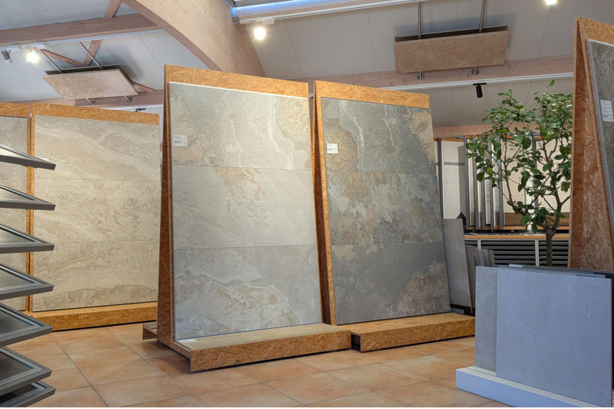 Fliesen in Originalformaten in der Ausstellung