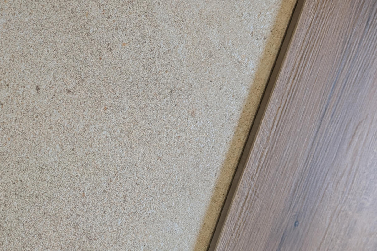 Natürlich gestaltetes Badezimmer mit Stein- und Holzoptiken