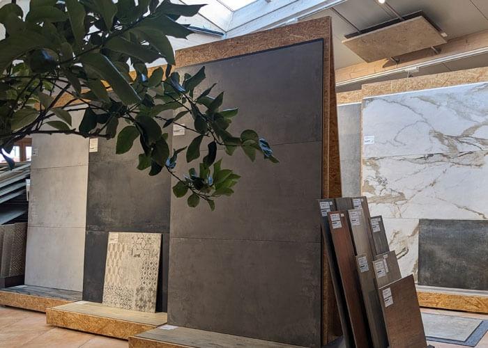 Fliesenausstellung Obergeschoß Mustertafeln mit große Fliesen