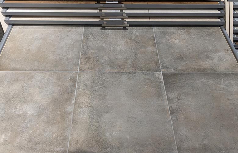 Moderne Bodenfliesen in Betonoptik in Grau für Wohnräume und Küche – Fliesenausstellung Teisendorf