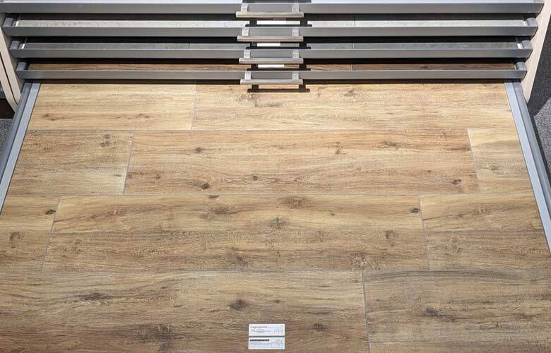 Bodenfliesen in Holzoptik im Dielenformat 30x120 cm für Wohnräume und Bad – Ausstellung in Teisendorf
