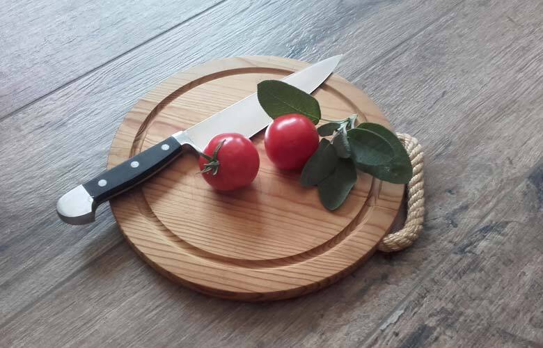 Küchenfliesen in Holzoptik im Chiemgau – moderne Küche mit Feinsteinzeug im Berchtesgadener Land