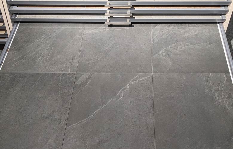 Wand- und Bodenfliesen in Steinoptik mit Natursteincharakter für Bad und Wohnbereich im Chiemgau