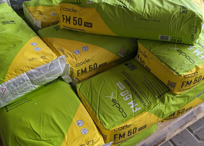 Selbstverlaufende Zement-Bodenausgleichsmasse codex FM 50 Turbo im 25 KG Sack auf Palette aufgerichtet