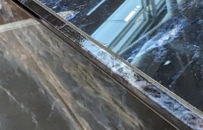 Maßgefertigtes Fliesenprofil mit Marmorierung für Kunden im Berchtesgadener Land