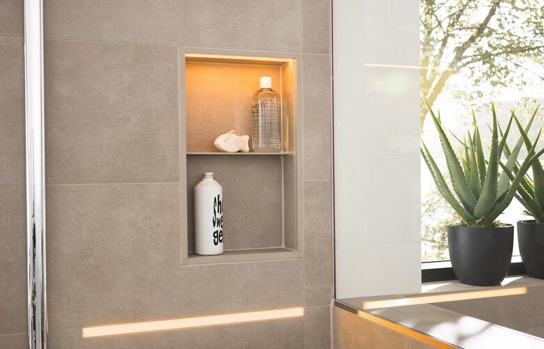 Milieubild mit LIPROTEC beleuchteter Duschnische mir SHELF-Ablage