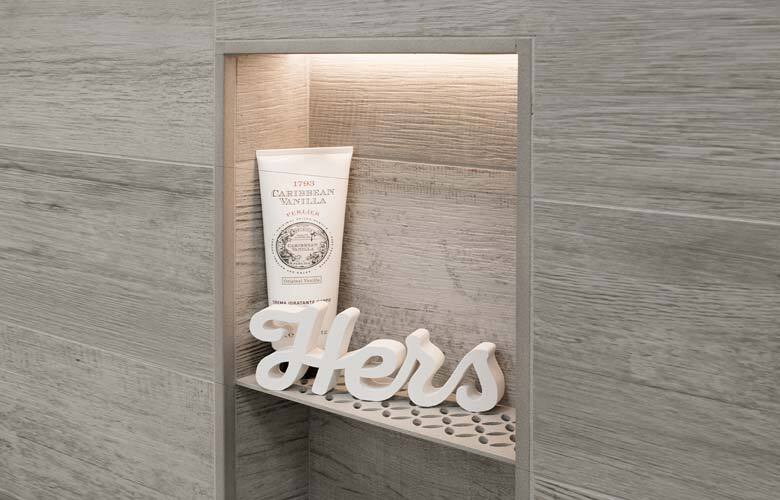 Rechteckige Shampoo-Nische im Hochformat mit LED-Beleuchtung und  Schlüter-SHELF Zwischenablage mit Fliesen in Holzoptik