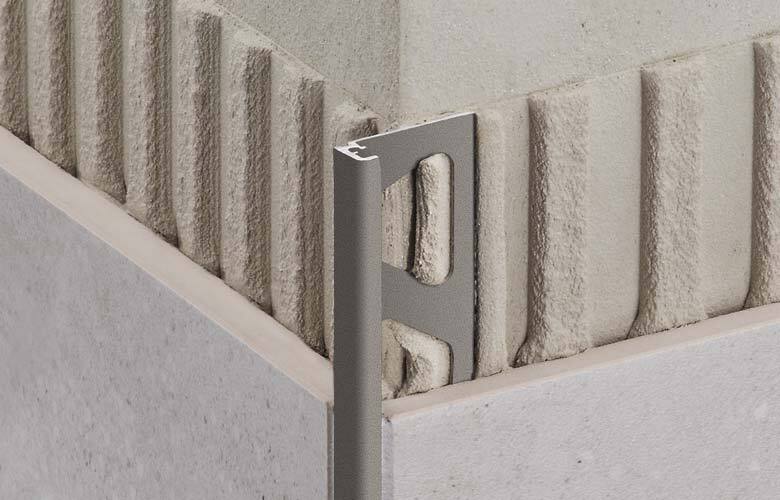 Schlüter-JOLLY-Profil in Fliesenkleber eingelegt und eingeflies