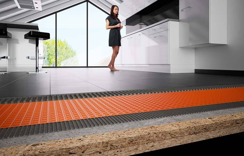 Milieubild Wohnraum. Die anthraziten Fliesen wurden auf einen mit Schlüter-DITRA entkoppelten Holzboden verlegt