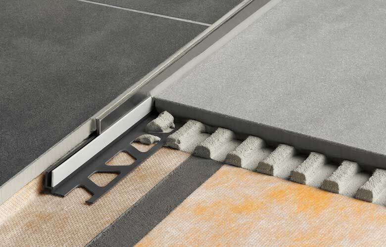 Produktbild Gefällekeil Schlüter-SHOWERPROFILE auf Abdichtung Schlüter-KERDI eingebaut