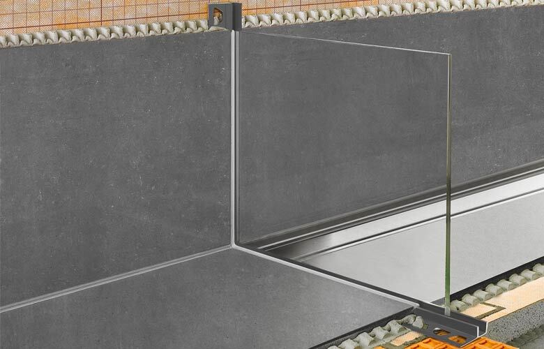 Schlüter-DECO-SG mit eingesetzter Glaswand in barrierefreier Dusche mit Rinne und anthrazit farbigen Fliesen