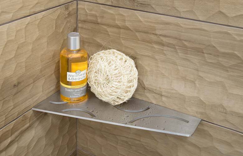 Milieubild Duschablage Schlüter-SHELF im design CURV Form rechteckig asymetrisch mit Dekoartikel in Dusche